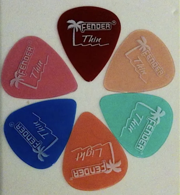 THIN CALIFORNIA CLEAR 351 TYPE IN CA RED 25 FENDER GUITAR PICKS 